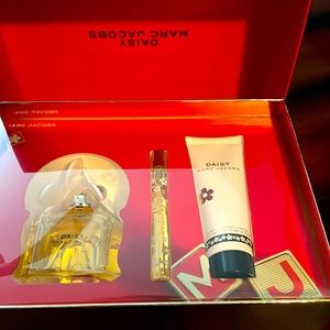 Brand new Marc Jacobs daisy perfume set
